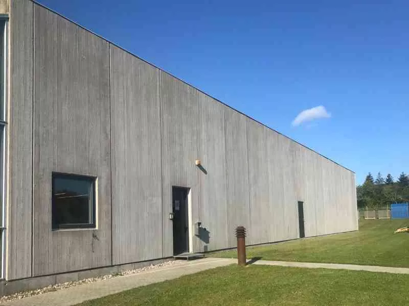 Facaderens hos Aura rodalger fjernet