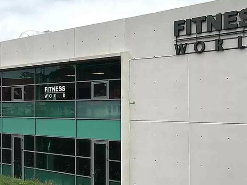 Fitness World efter afrensning facade