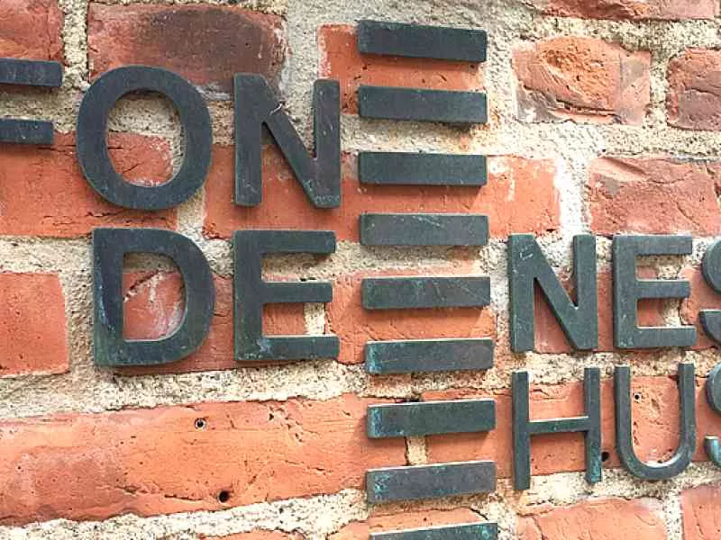 Fondenes Hus logo paa facade